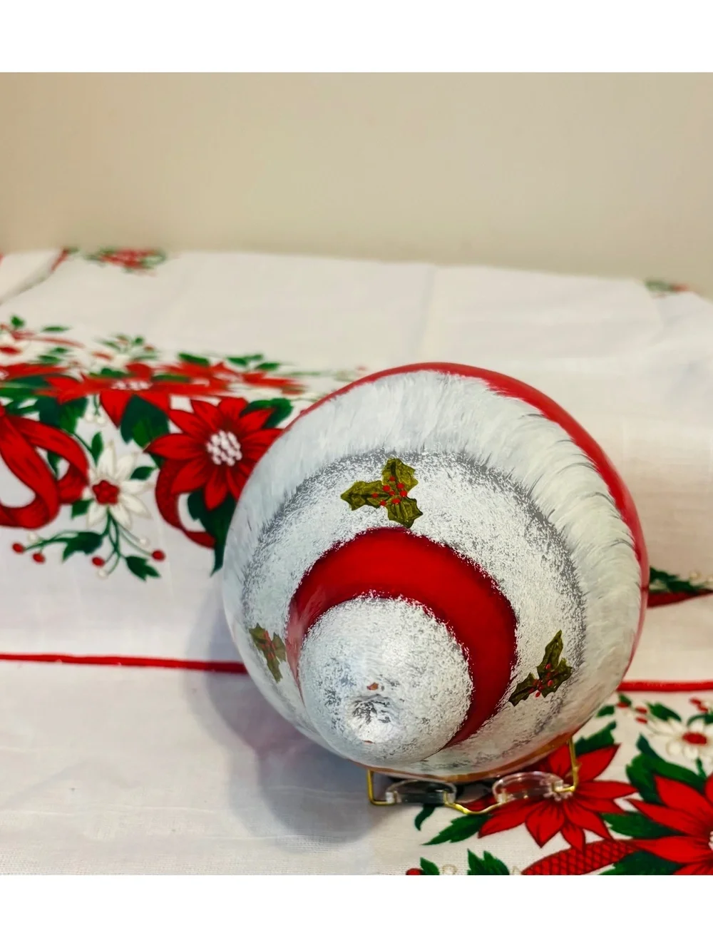 Unique Festive Folk Art Hand Painted Christmas Santa Gourd 5” Tall 5” Dianeter